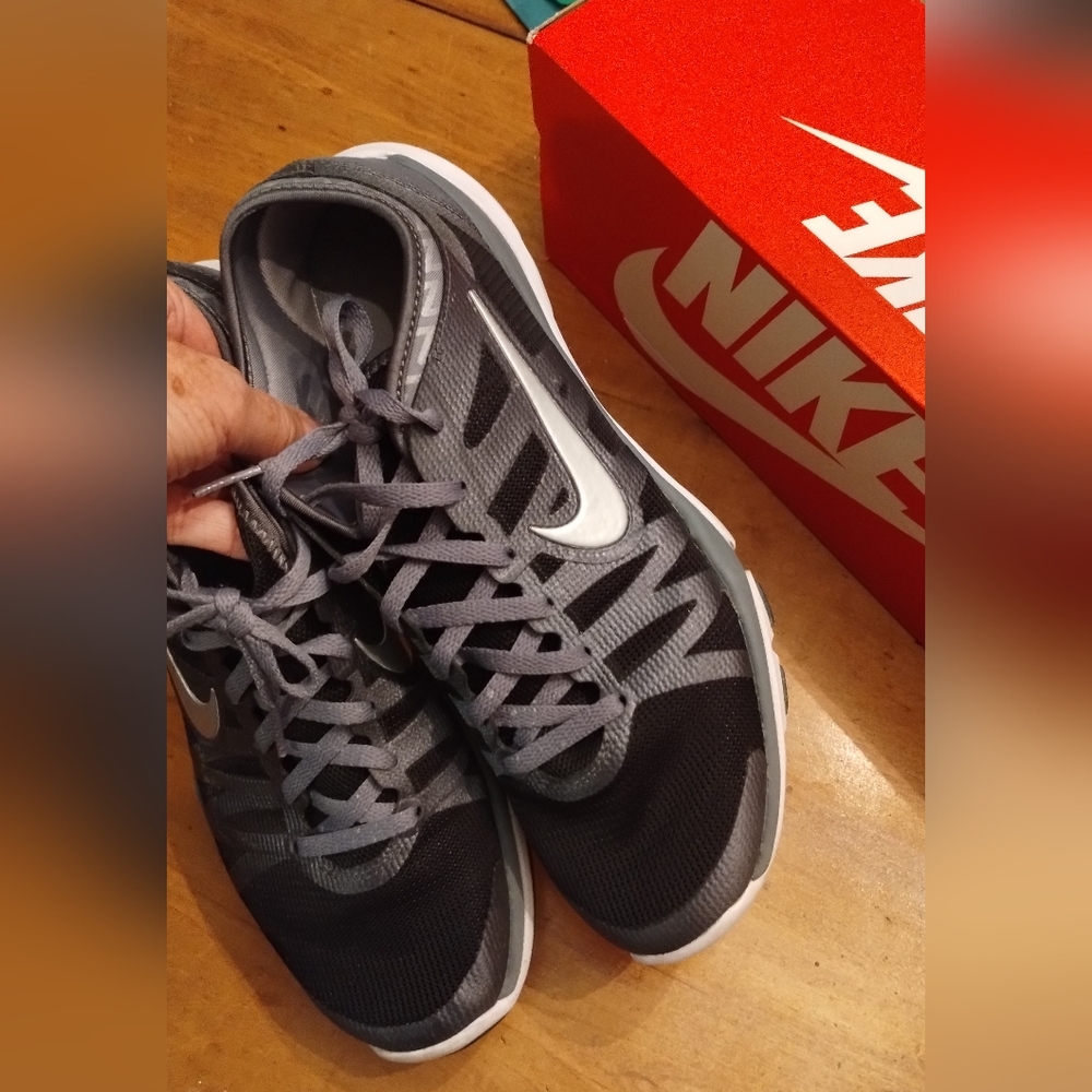 Nike  Black and Gray Athletic Shoes (9)